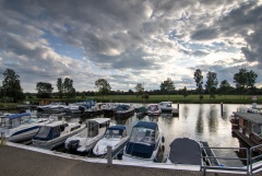 Blick vom Stellplatz in Wesenberg auf die Marina und die Havel