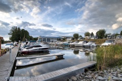 Blick vom Stellplatz in Wesenberg auf die Marina und die Havel