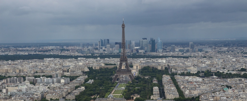 Eiffelturm und La Défense in Paris