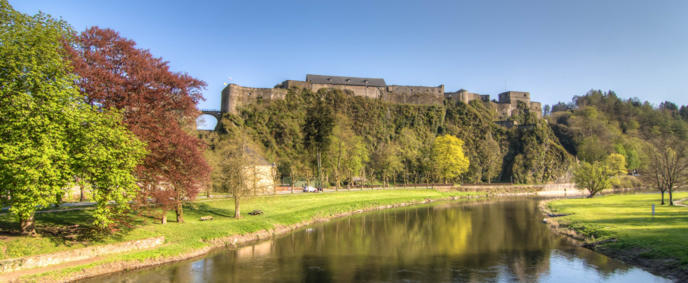 Die Burg Bouillon oberhalb der Semois